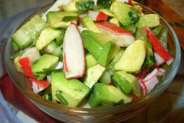 Салат с авокадо и крабовыми палочками